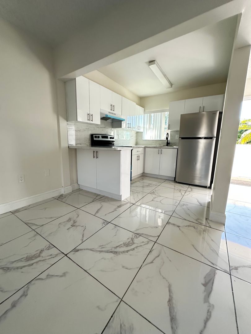 Spacious 2b2b with Balcony for rent now 9 of 11