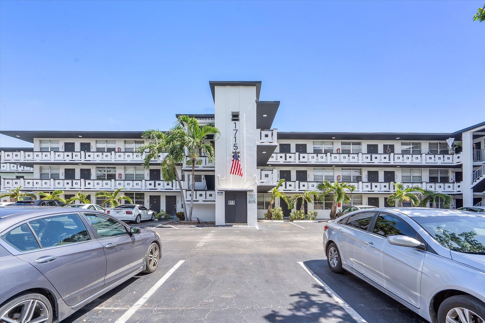 Hollywood Apartment: 1715 N 16th Avenue