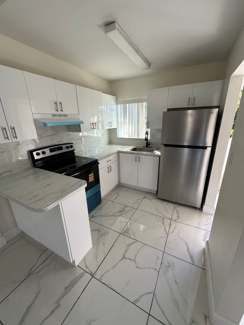 Spacious 2b2b with Balcony for rent now 2 of 11