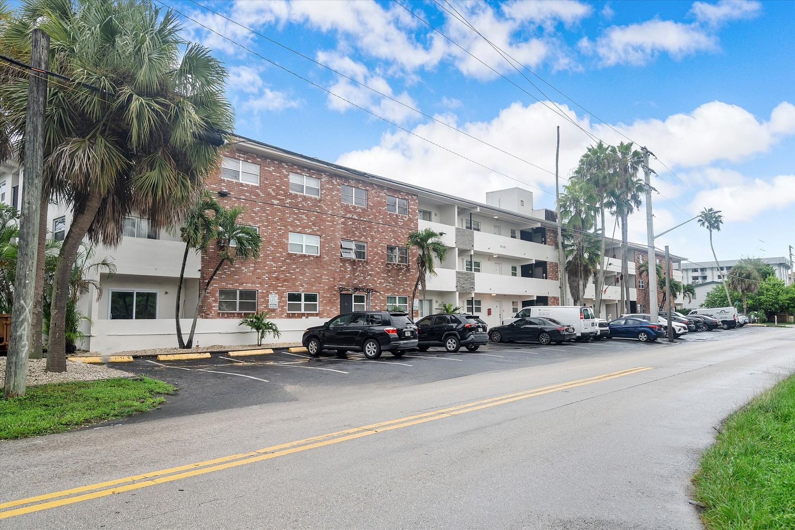 Beautifully renovated 2b2b 1st floor corner unit with close parking 5 of 12
