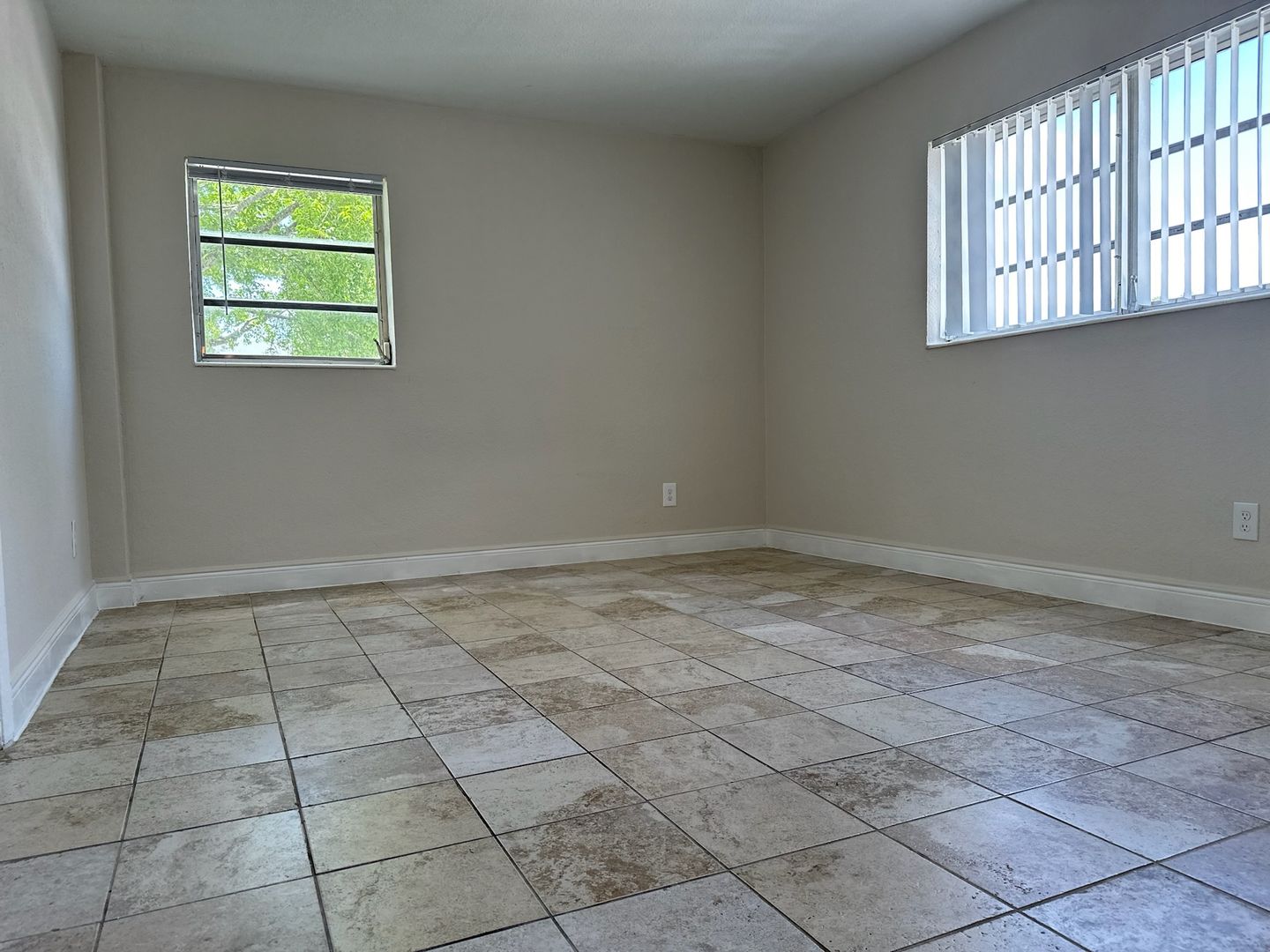 Very big 2 bedroom 2 bathroom for rent in the heart of north Miami Beach - With Balcony 3 of 5