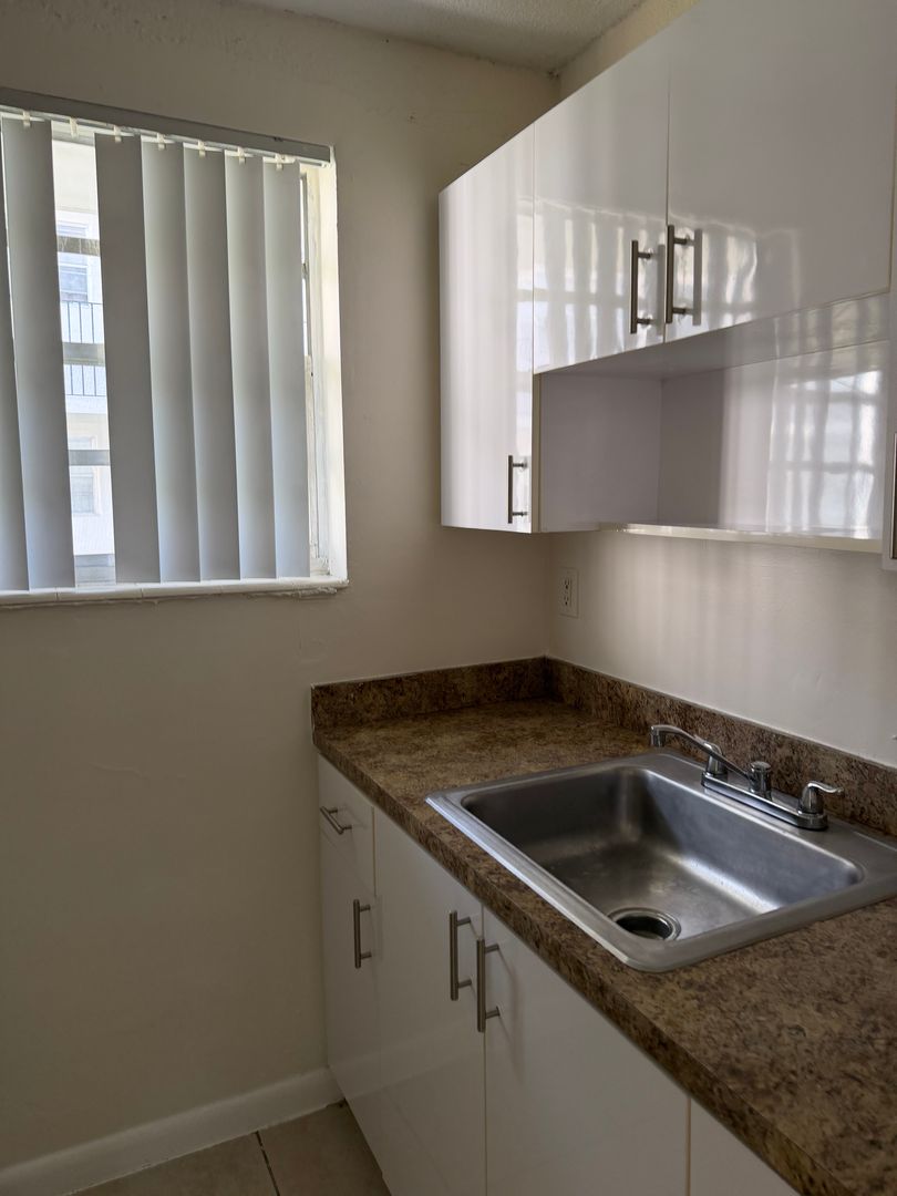North Miami Apartment: 15700 NW 2nd Ave