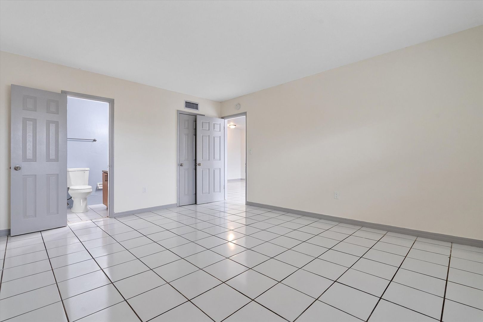 *Rent special* 1 month rent free - Huge bedroom 2 bathroom for rent! Balcony & Walk in closet! 9 of 12