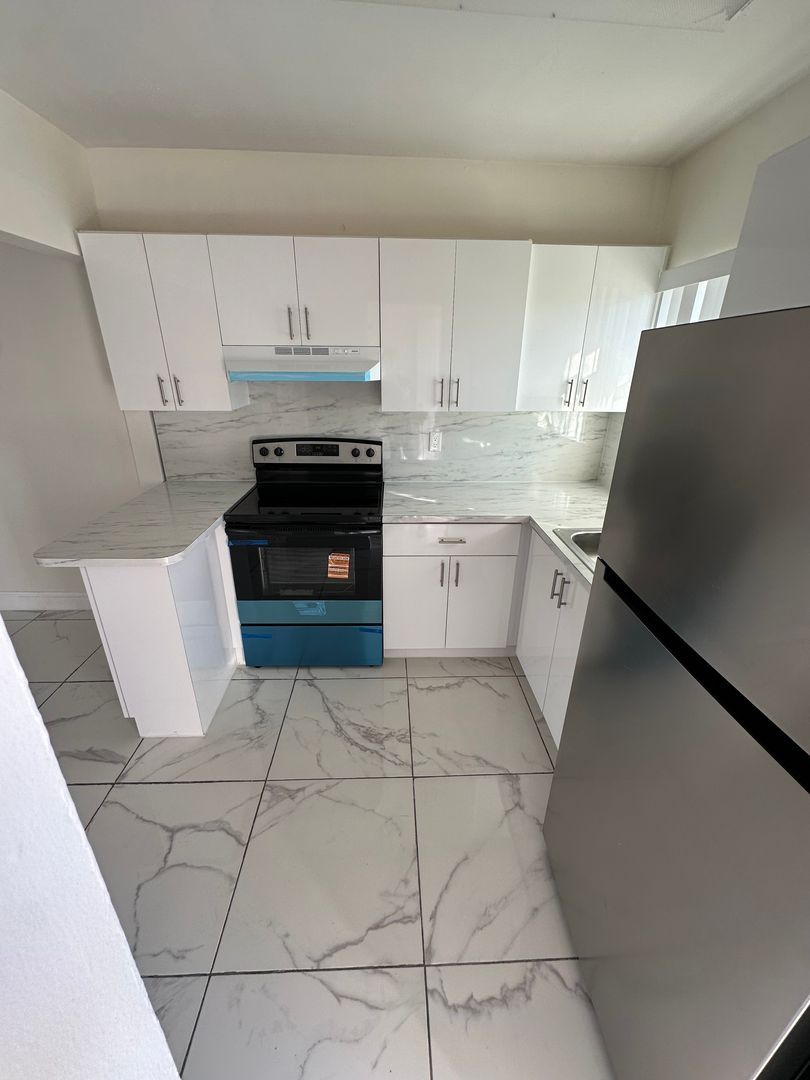 Spacious 2b2b with Balcony for rent now 7 of 11