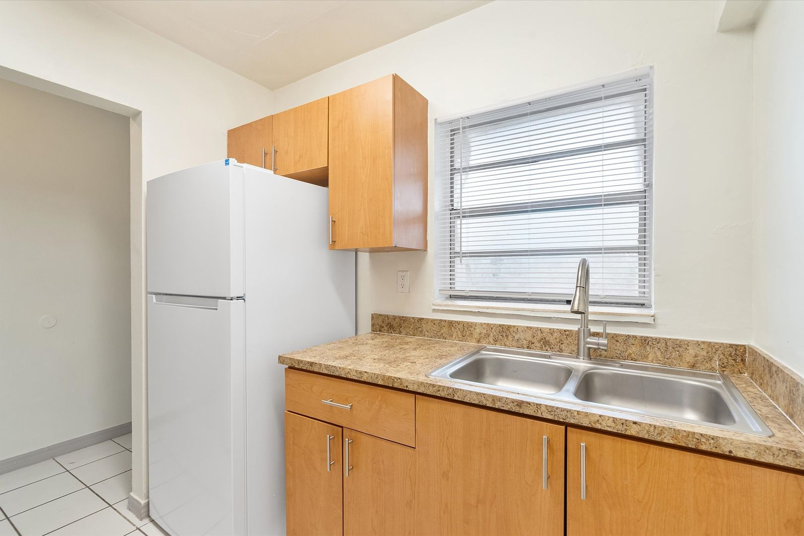 *Rent special* 1 month rent free - Huge bedroom 2 bathroom for rent! Balcony & Walk in closet! 2 of 12