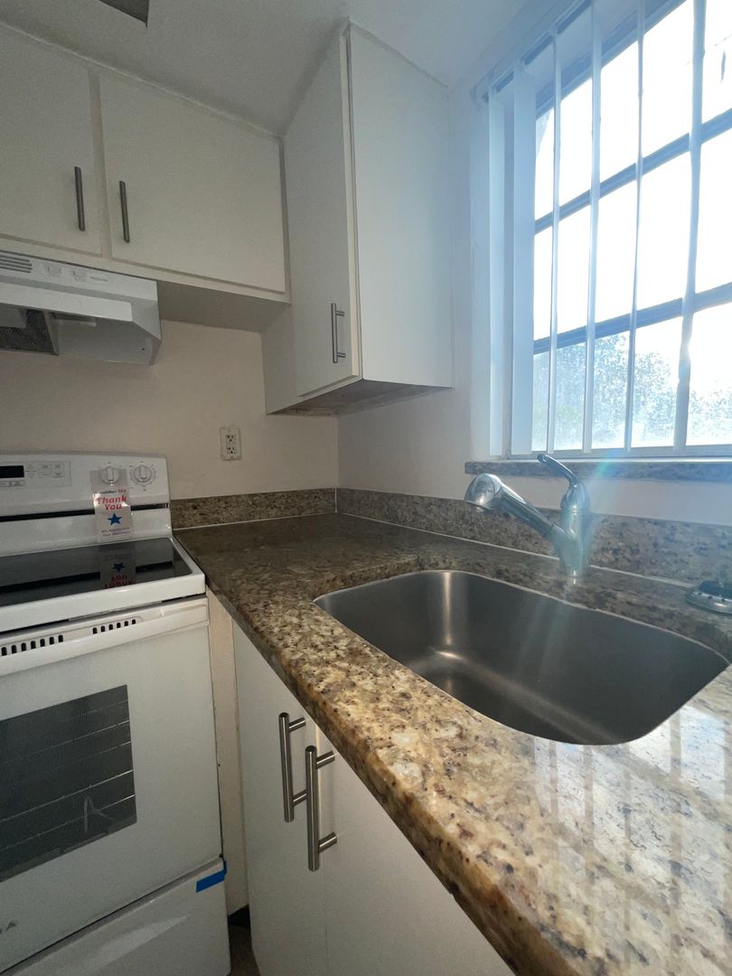 Charming 2b1b FOR RENT 4/15/23 5 of 6
