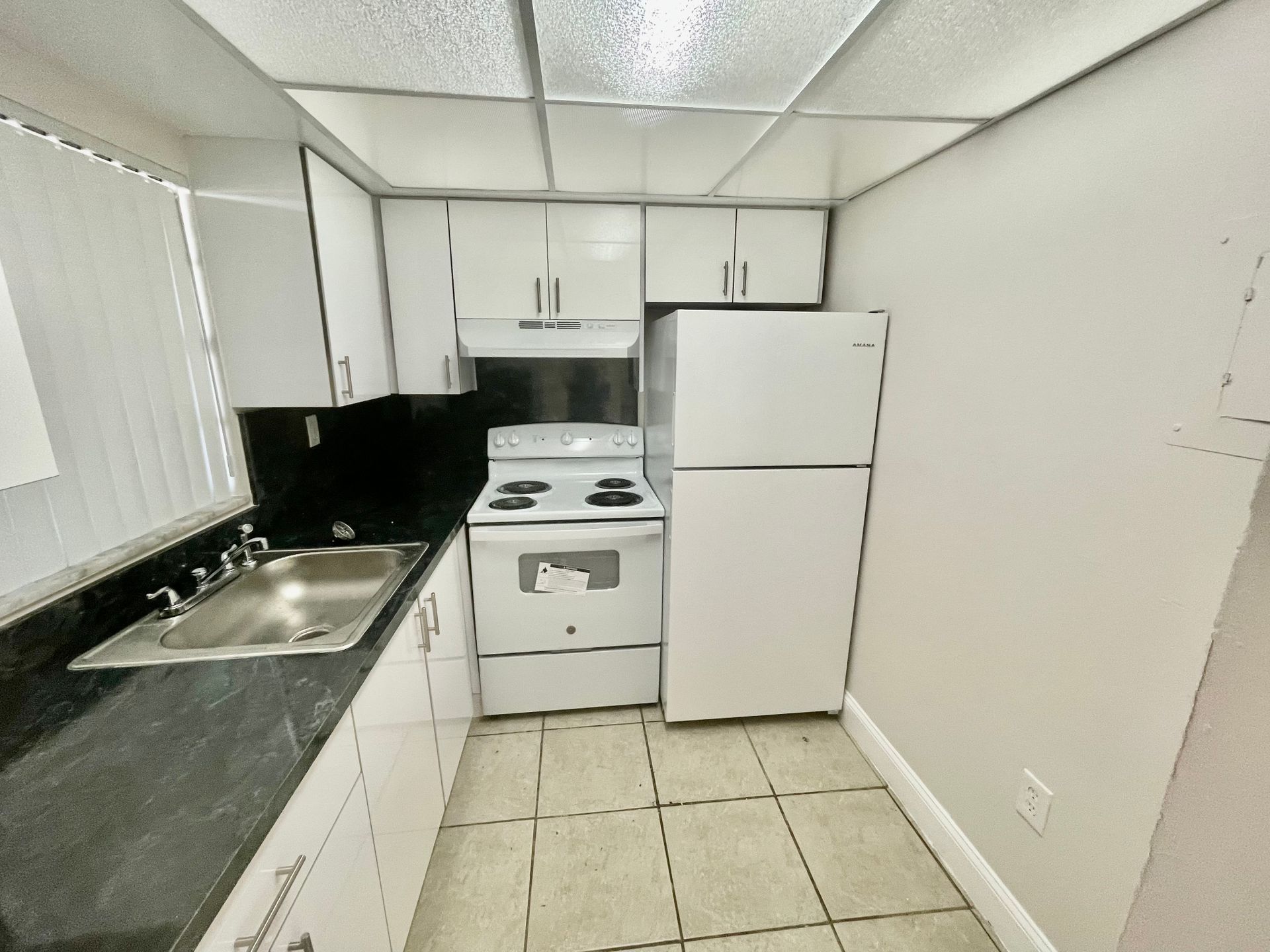Bright and Beautiful 2 bedroom 1 bathroom for rent in Sans Souci 2 of 3