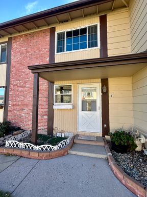 Beautiful two-story townhome in Denver! Low Maintenance! – photo 1