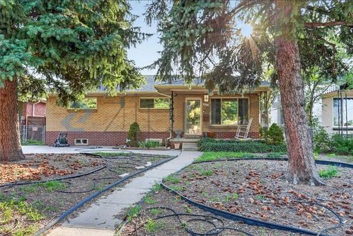 Spacious 6 Bed Ranch | Finished Basement | Huge Yard | Available Now! – photo 1