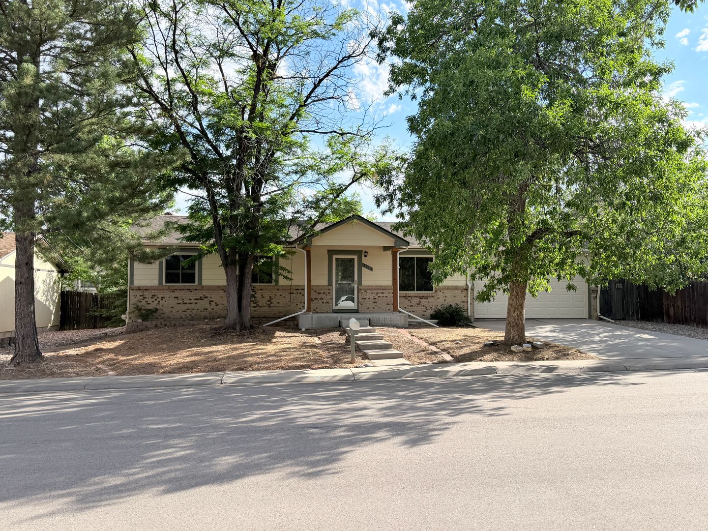 Aurora House: 3815 S Pitkin Circle