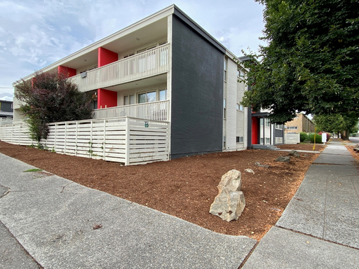 Beautiful Balcony. Great deal for Large 1 bedroom apartment. CLOSE TO LIGHT RAIL STATION! Pet Friendly! Huge closet. Freshly Painted home. Easy walking to public transit and a great Neighborhood. – photo 1