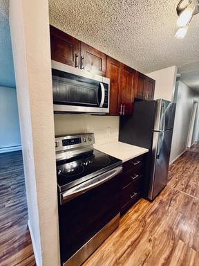 Ground FL Renovated 2bd1ba w/ Plank Wood Floors, Large Patio, W/D, Free Parking, Updated Kitchen Appliances, Pet Welcome, Near Columbia City – photo 1
