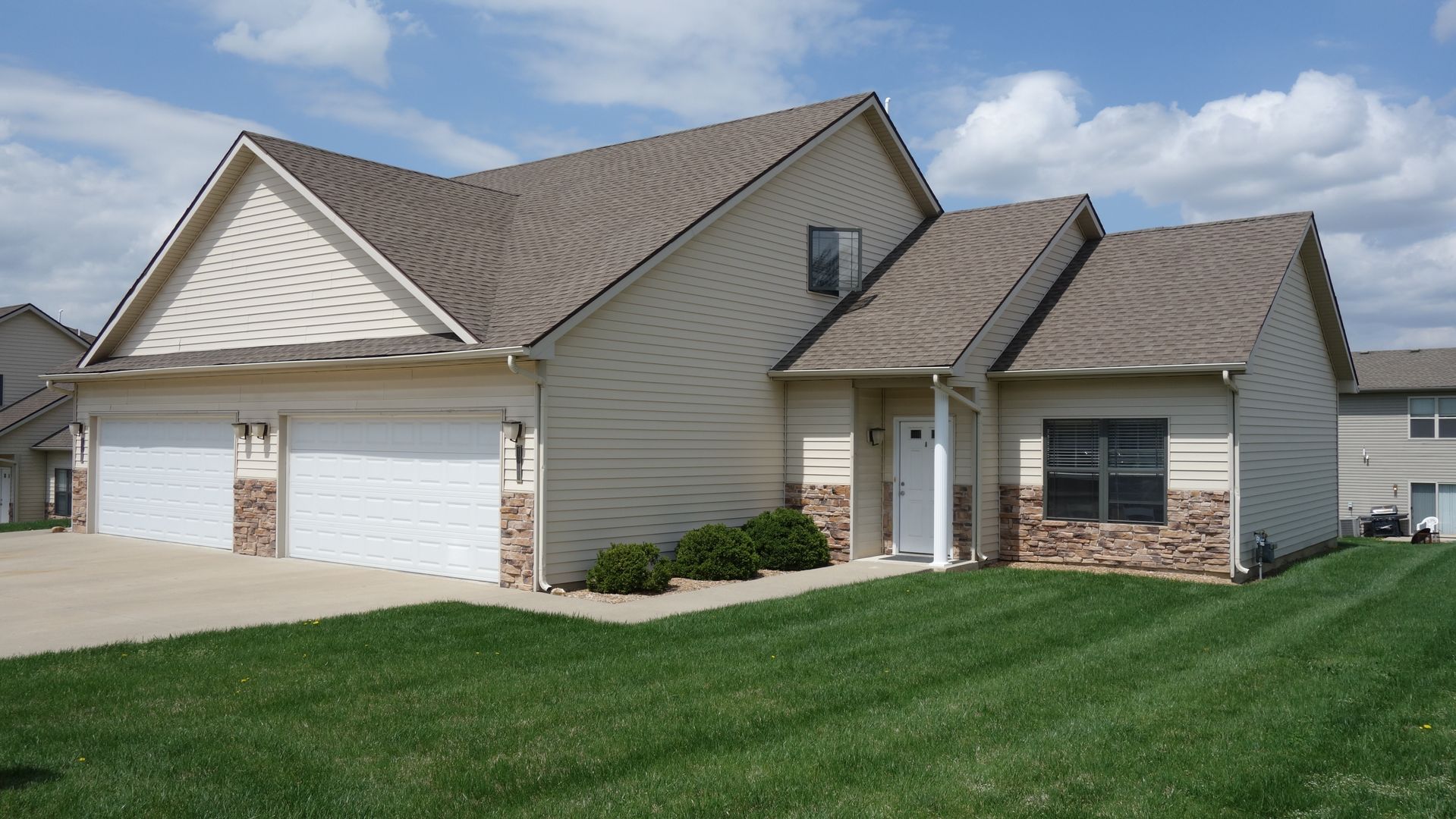 Columbia Apartment: 2625 Stinson Ave