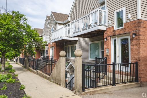 Walk to UC & UC Medical | 1BR/2BR Apartments in Corryville — 246-254 E University Ave, Cincinnati, OH 45219