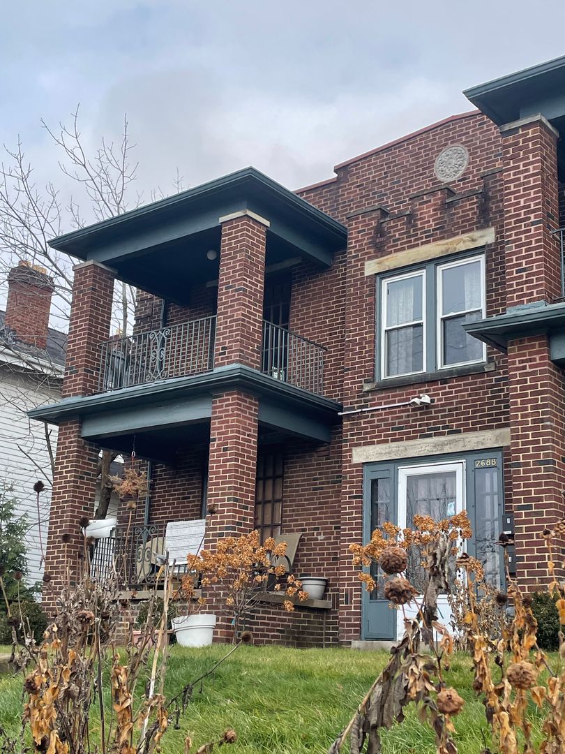 Columbus Apartment: 2688 Calumet St
