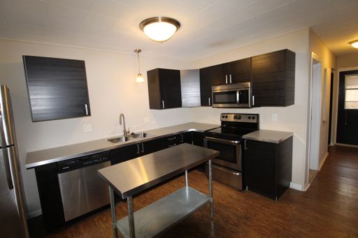 Great 2 Bedroom in Grndview Heights close to the Yard.