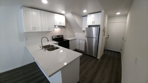Large 2 story renovated Townhome style 1 bedroom 1 bath apartment located in the heart of San Diego – photo 1