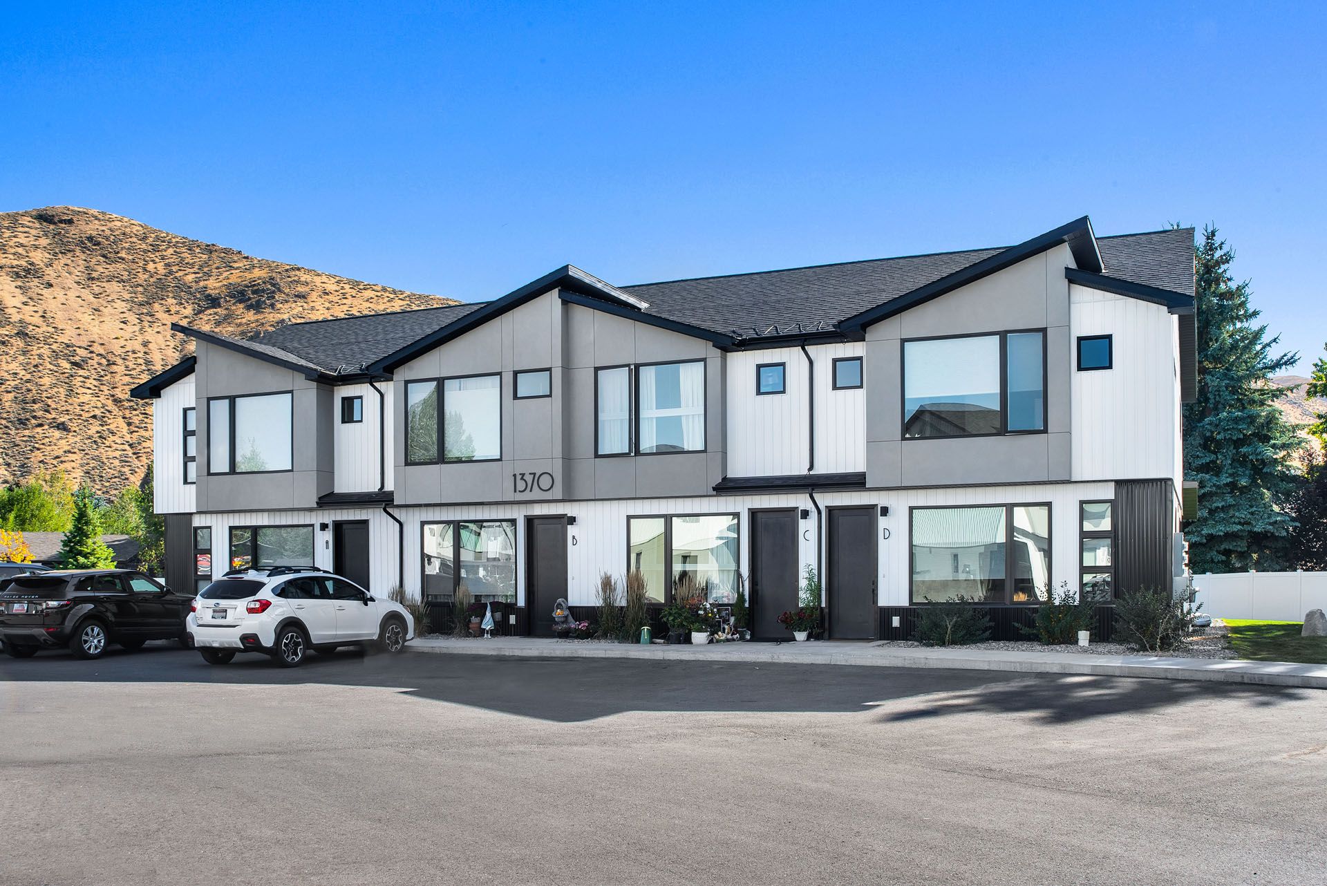 Hailey Apartment: 1370-90 Woodside Blvd