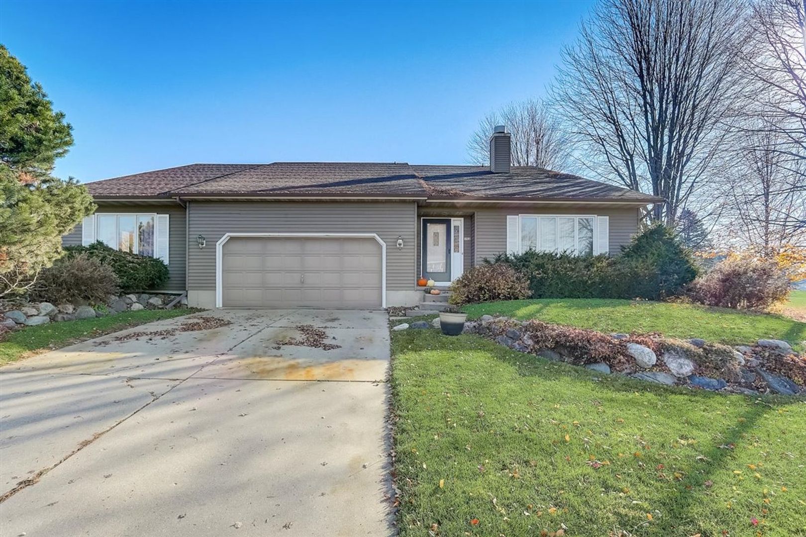 Sun Prairie Apartment: 1633 Sapphire Way - 1103 Clarmar Dr