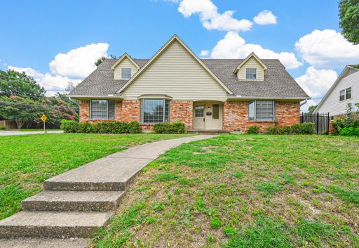 Centrally Located Spacious 2 Story Charmer – photo 1