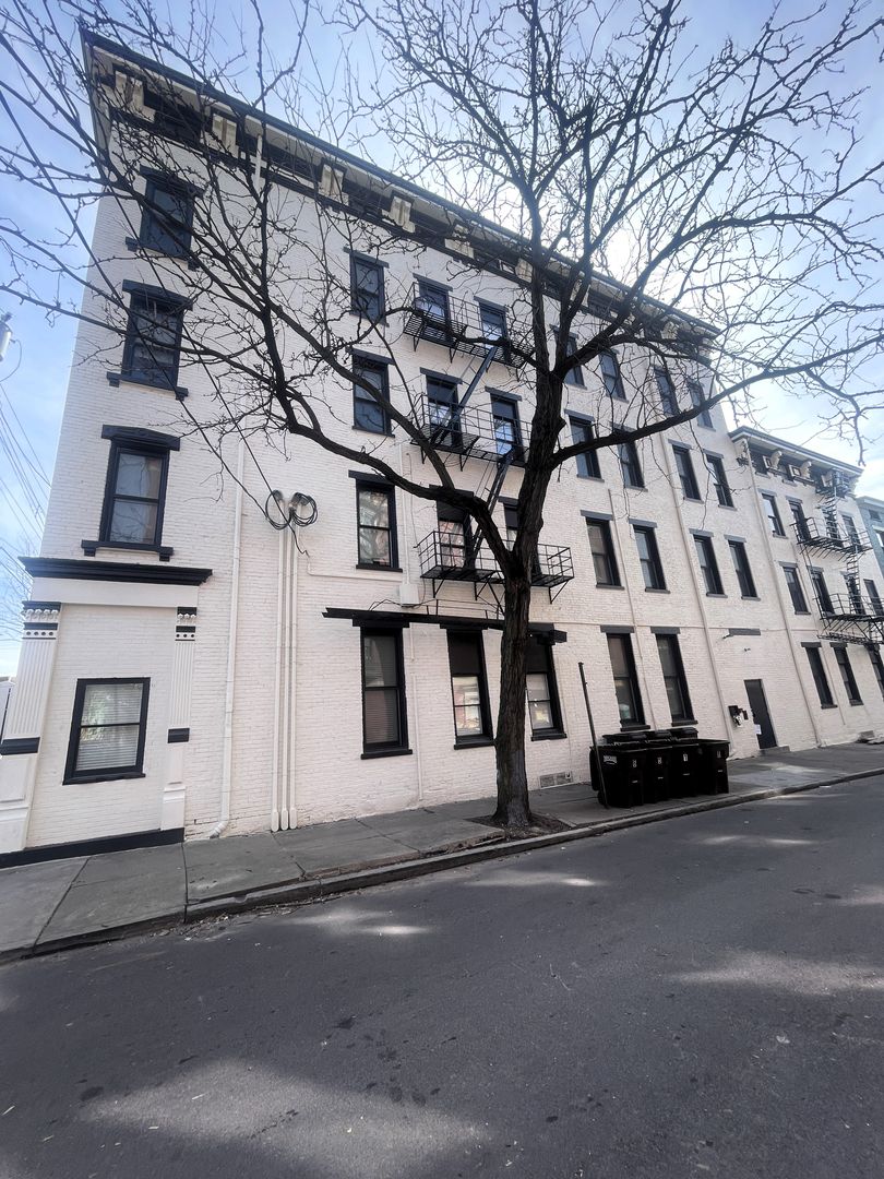 Cincinnati Apartment: 1635 Race St