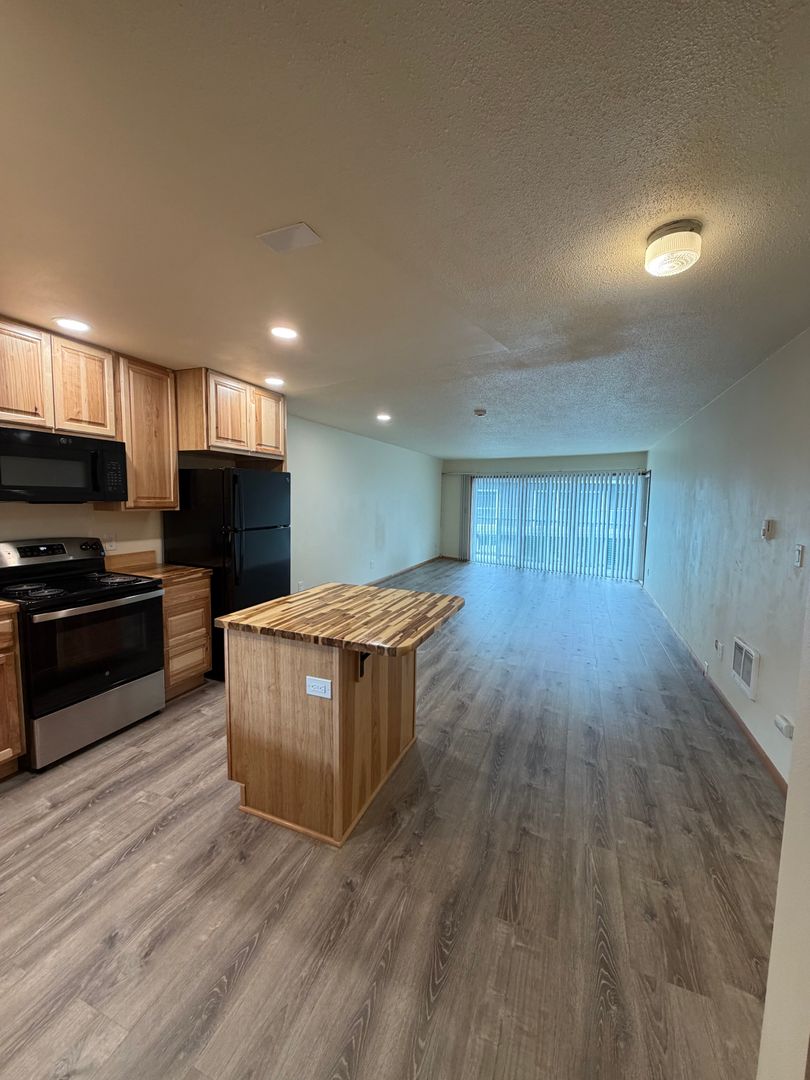 Astoria Apartment: 1566-76 Irving Ave