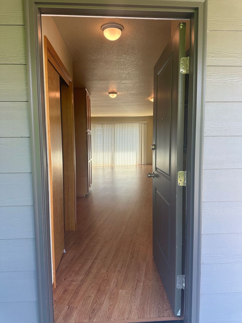 Astoria Apartment: 1566-76 Irving Ave