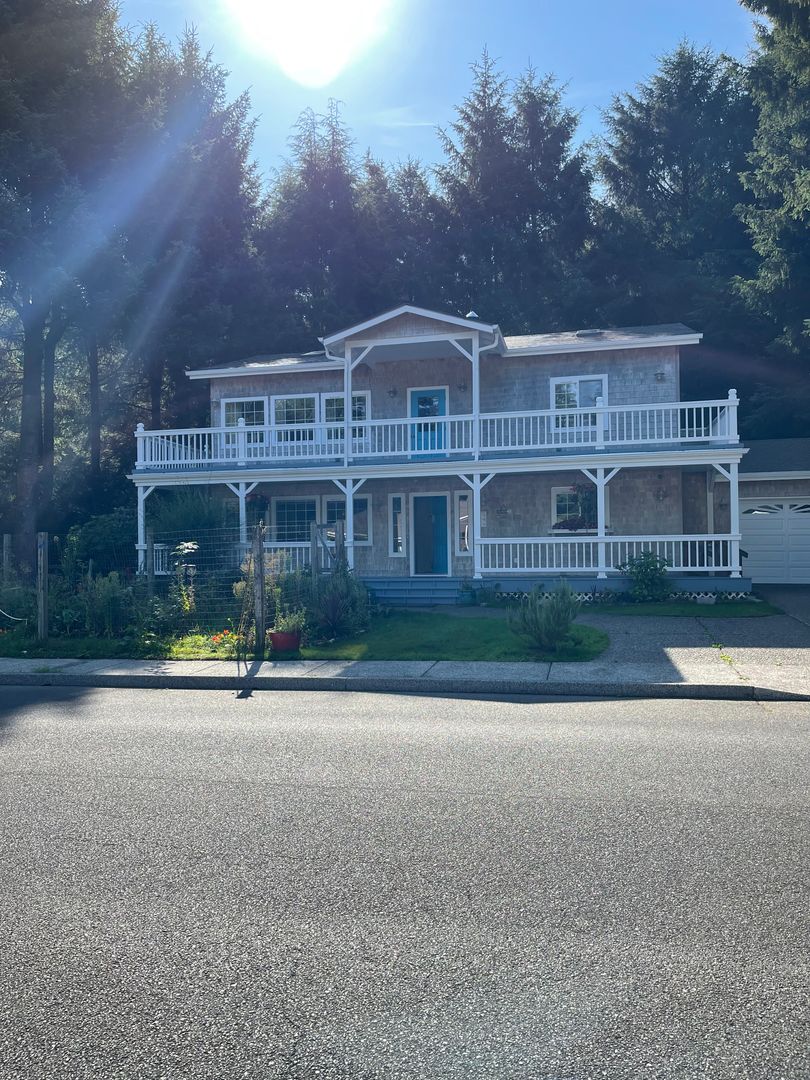 Seaside House: 496 Fairway Court