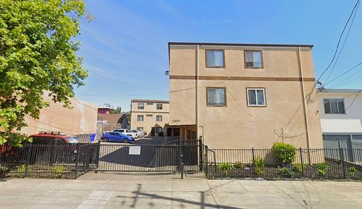 3 Bedroom, 1 Bathroom Apartment - Available Now! – photo 1