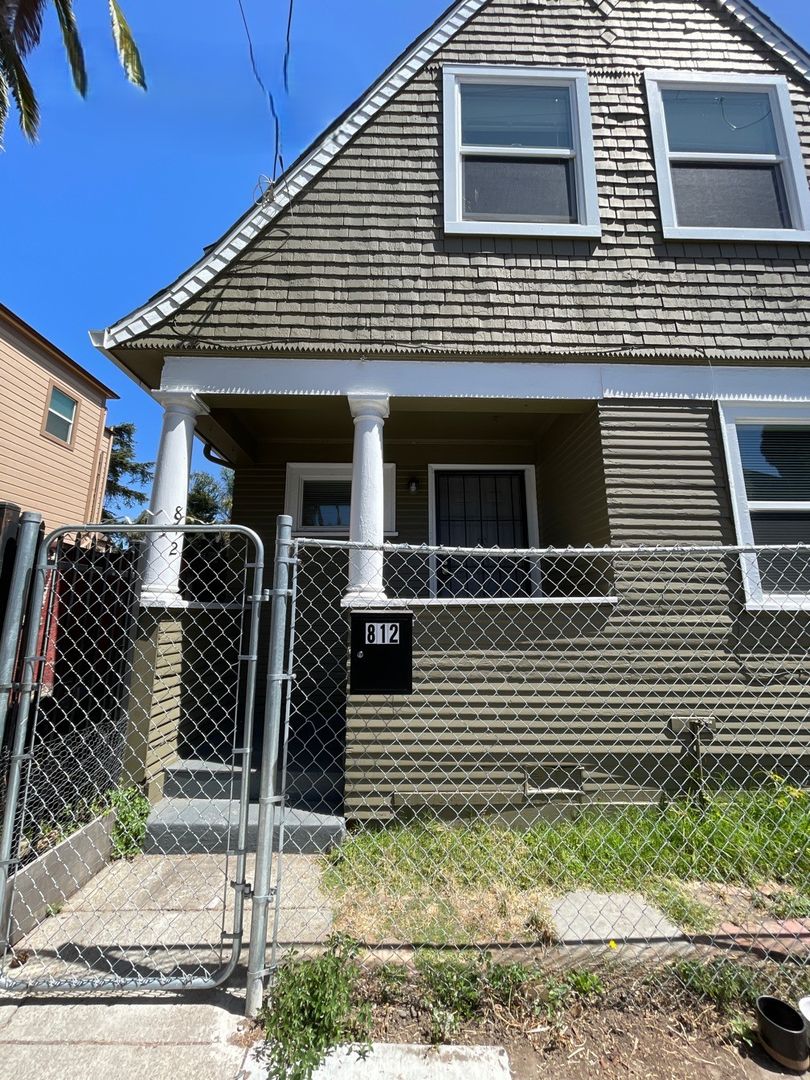 Oakland Apartment: 812 20th St