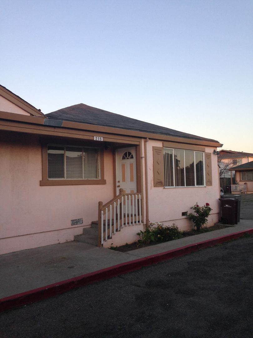 Hayward Apartment: 221 Laurel Ave