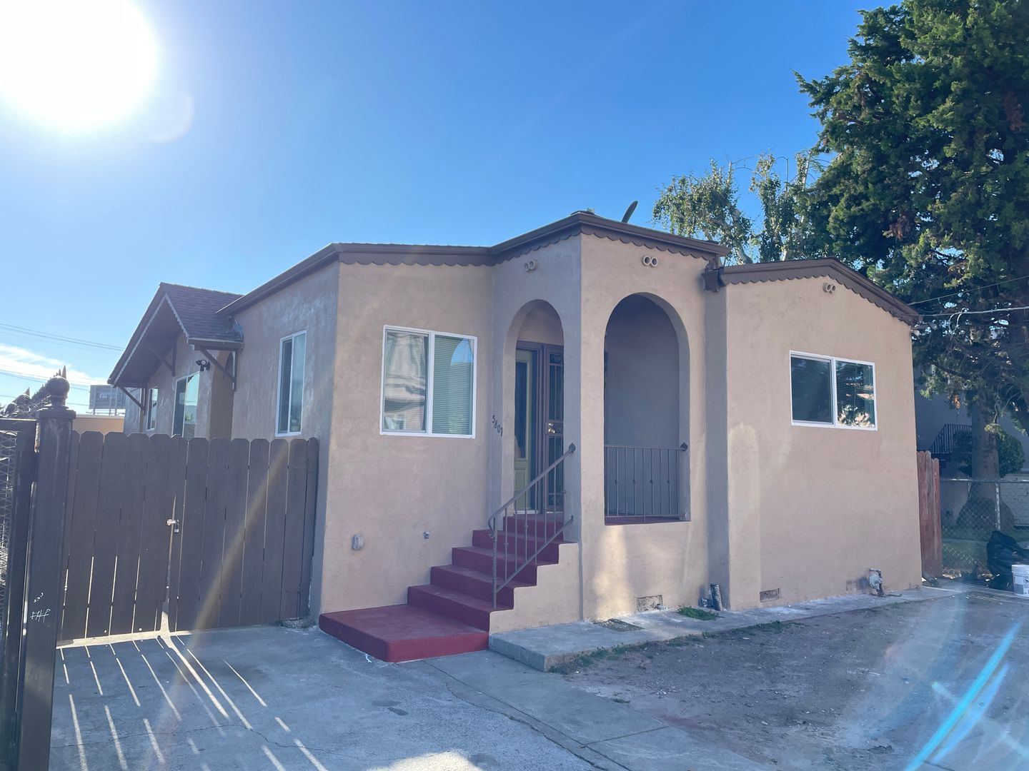 Oakland House: 5801 Walnut St
