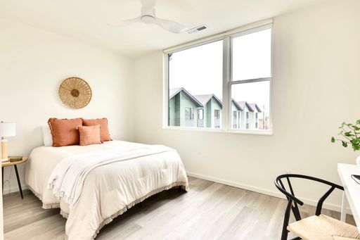 Private Room & Walk-in Closet - Utilities & Wifi Included – photo 1