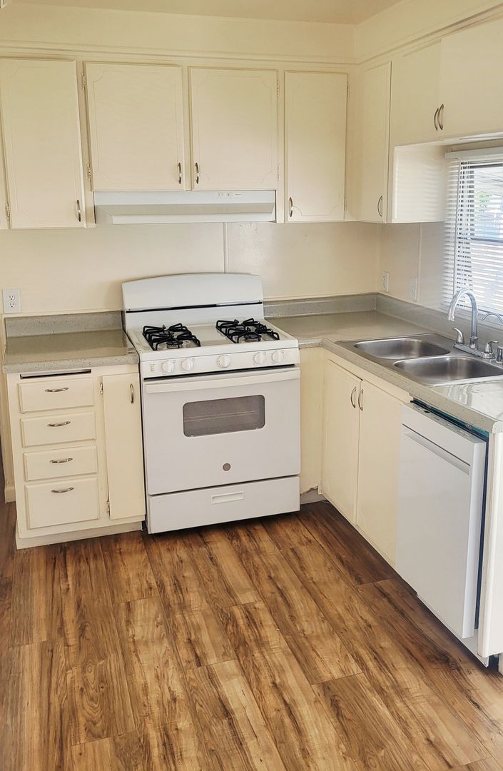 Sunnyvale Apartment: 900 Henderson Avenue