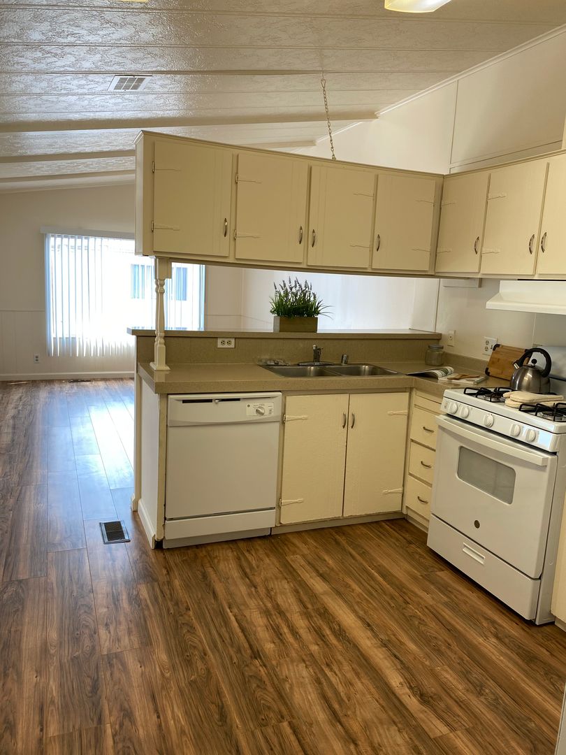 Sunnyvale Apartment: 900 Henderson Avenue