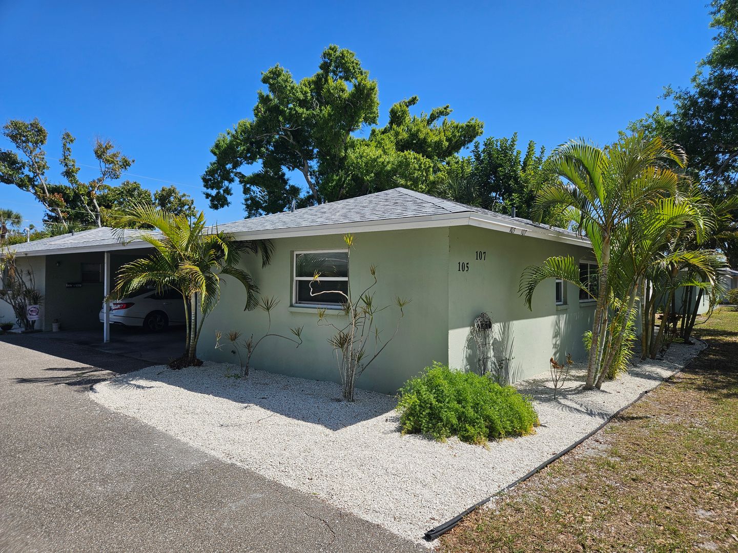 Venice House: 105 Base Ave E