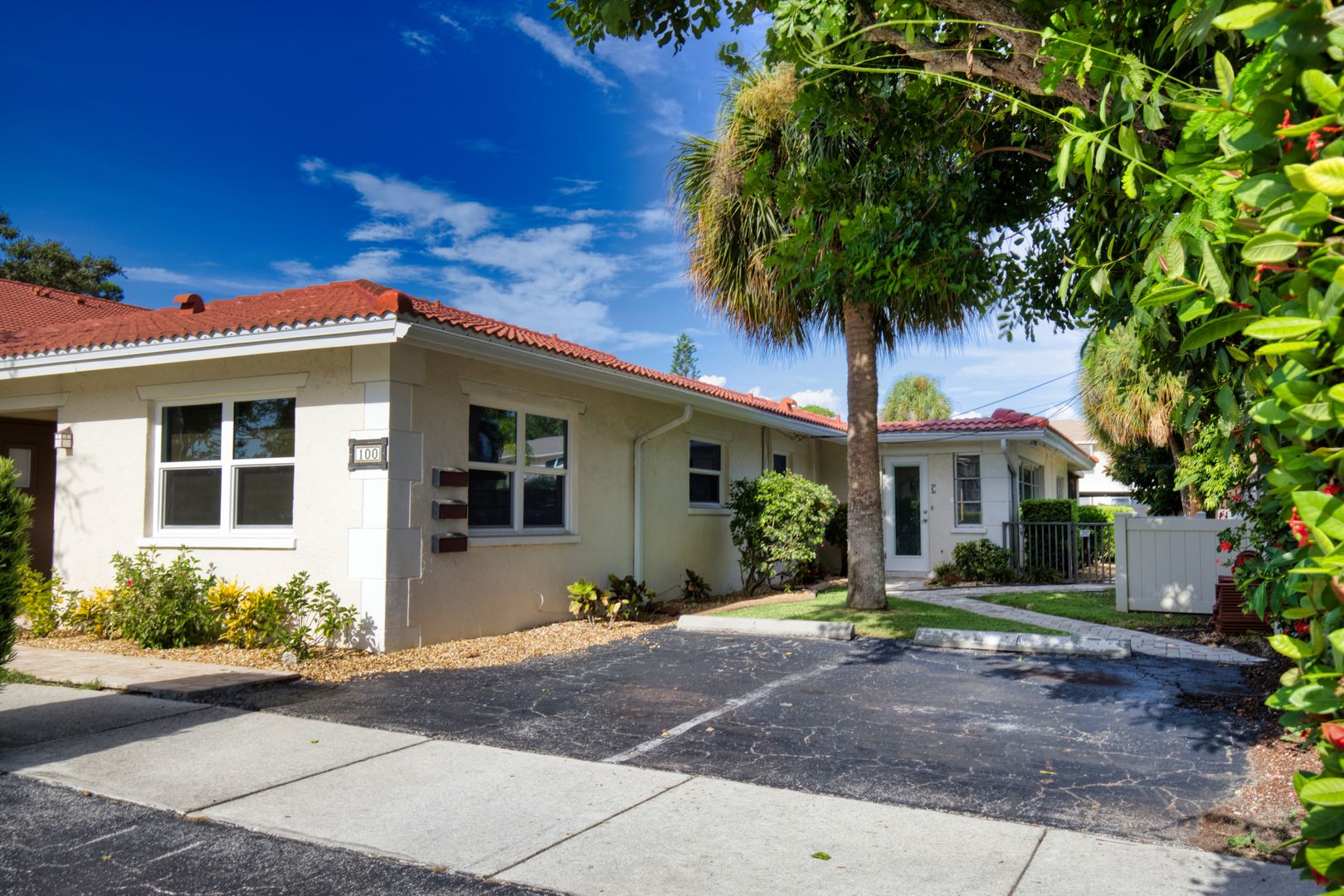 Venice Condo: 100 Avenue Des Pasque #9