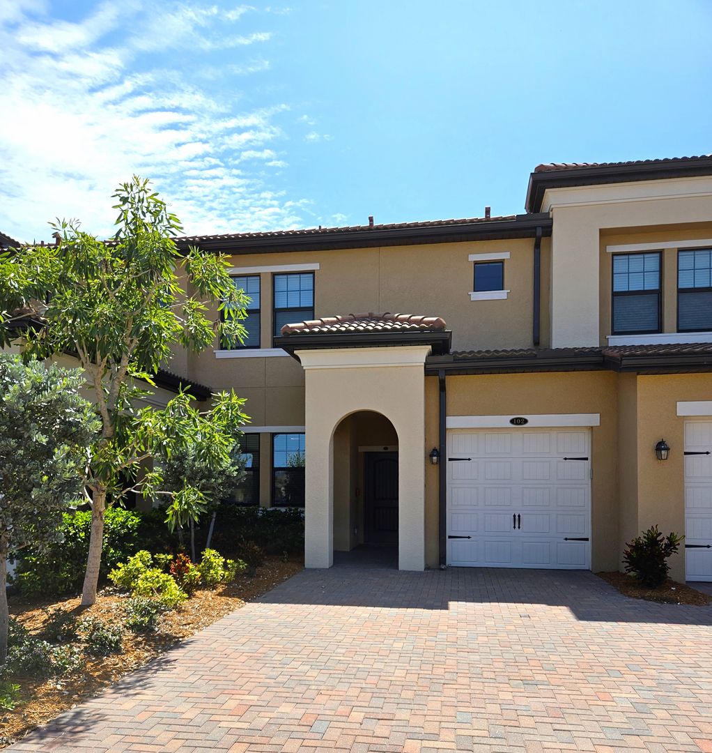Venice House: 10039 Crooked Creek #102