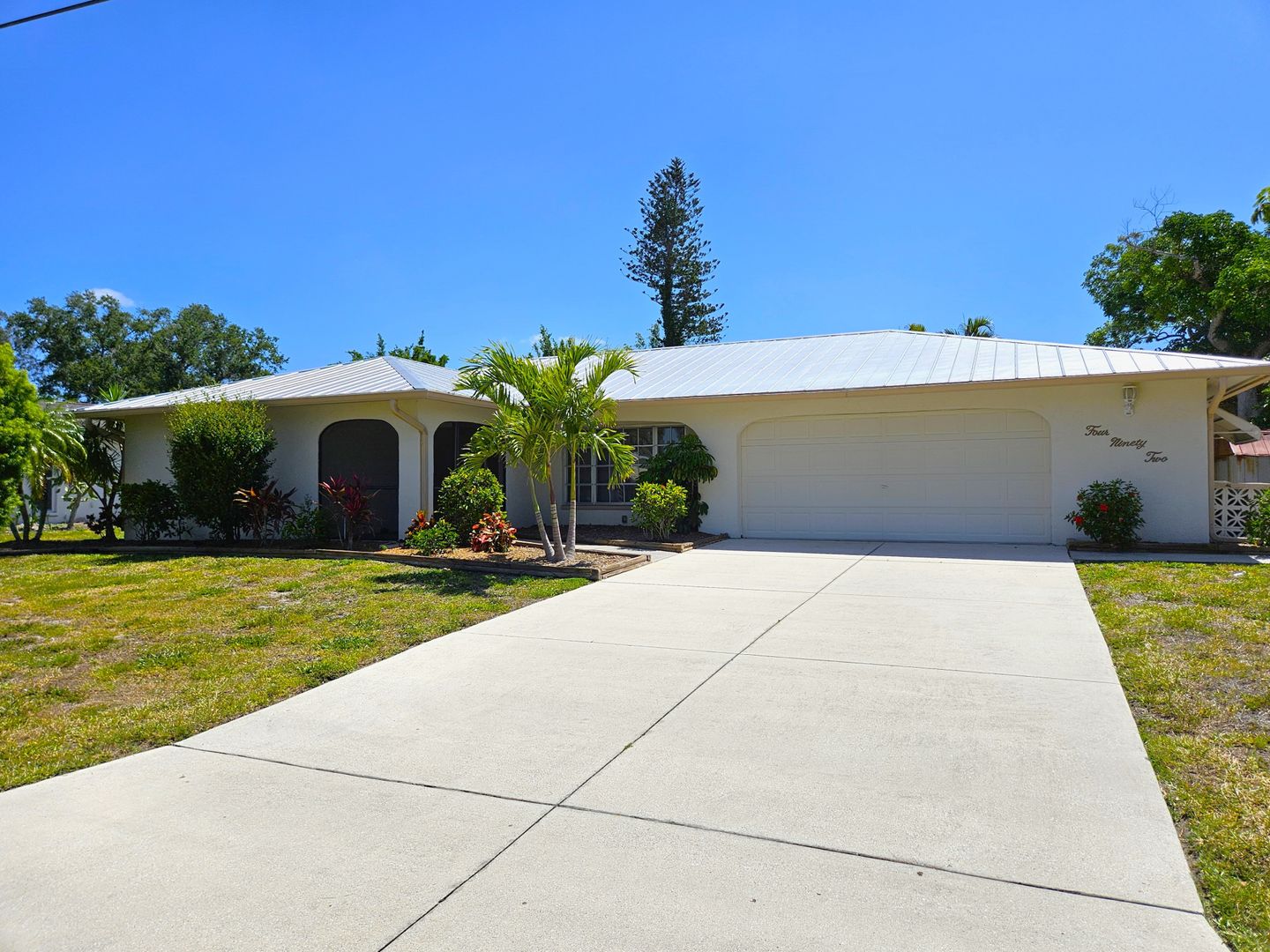 Venice House: 492 E Shade Drive