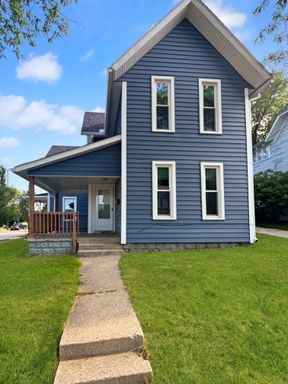 2 bedroom 1 bathroom Apartment in Creston Area-Water and Lawncare included-Half Month Free when you sign a 12 month lease – photo 1
