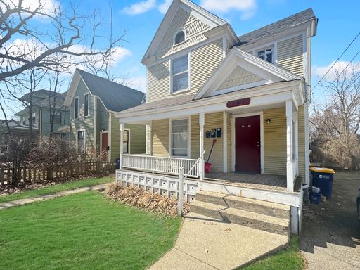 Amazing Location-3 bedroom 1 bathroom in East Hills area- Upper level – photo 1
