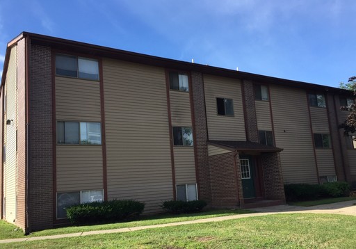 Upper Level - 2 Bed 1 Bath - Wyoming - FREE Water + Heat -updated flooring!