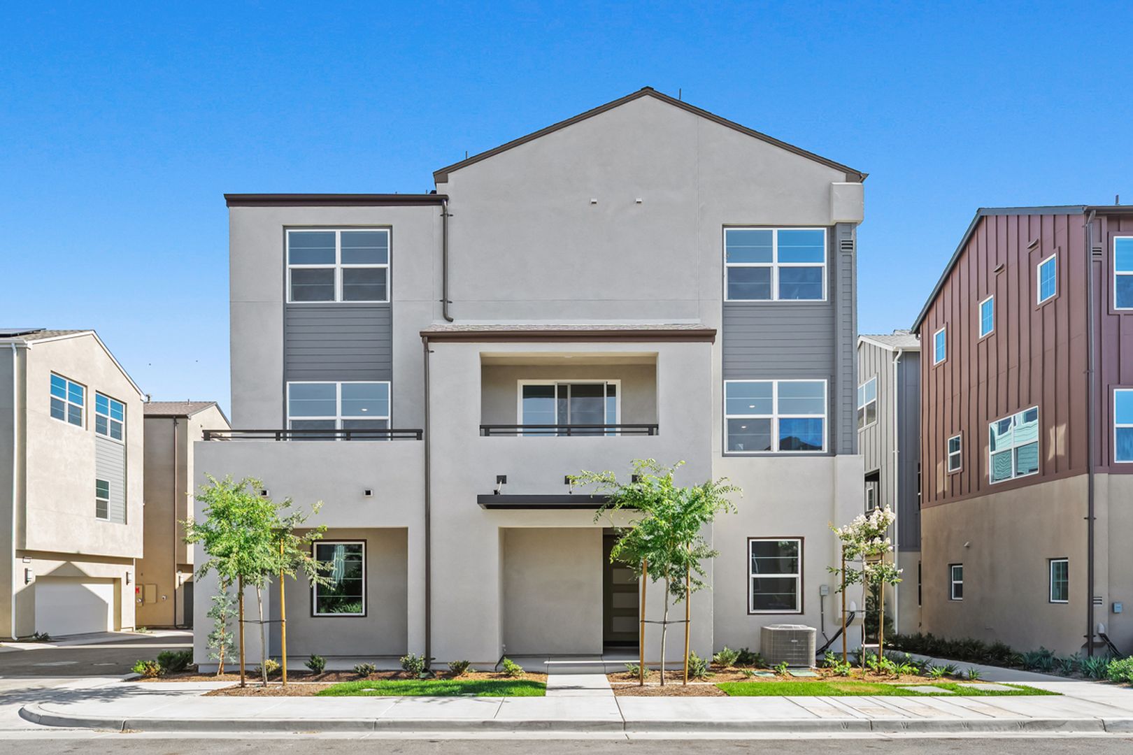 Ontario House: 2612 E Hyde Paseo