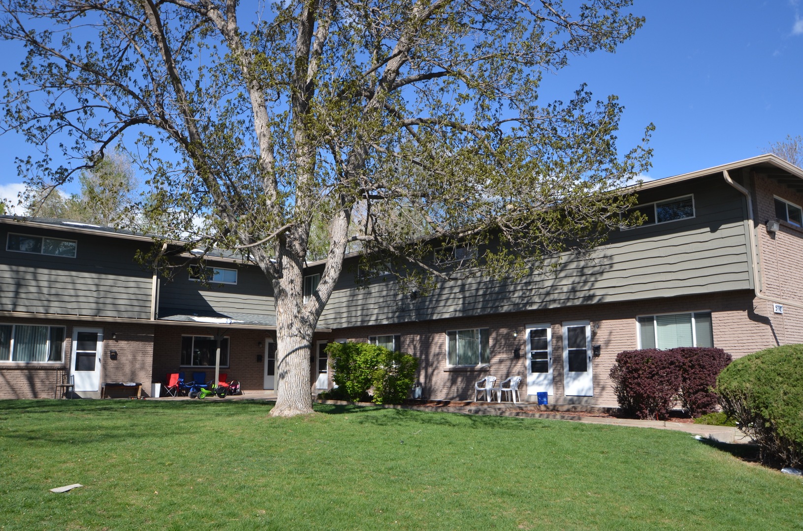 Centennial Apartment: 5707-5709 S Pearl St