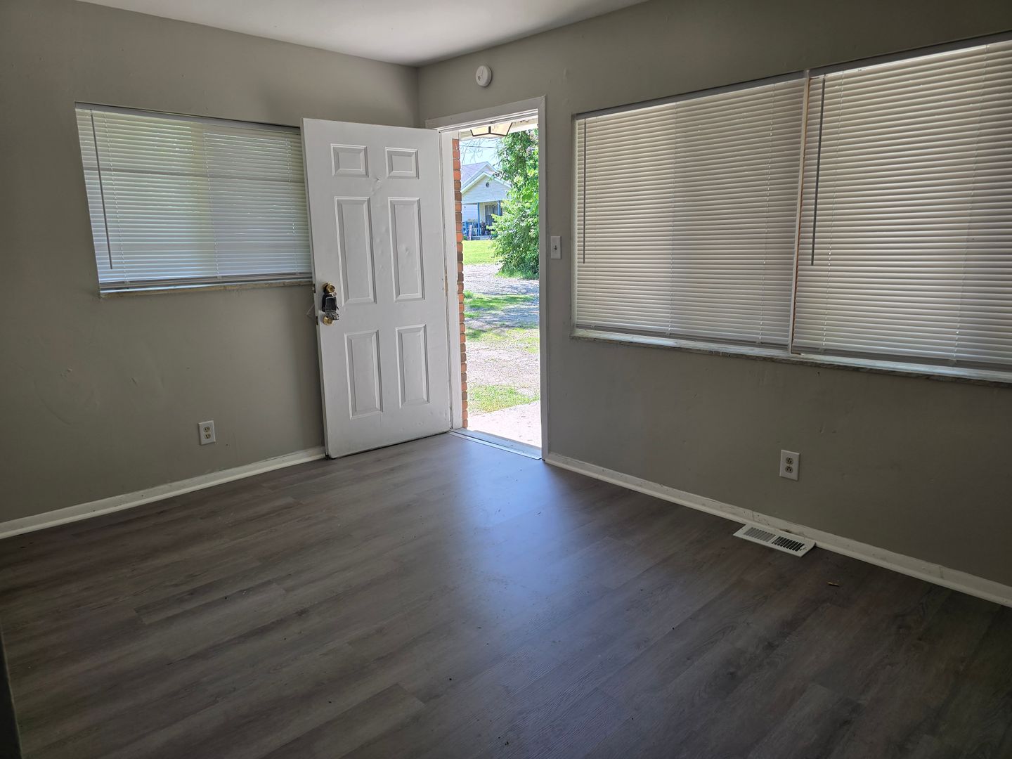 2648 E Bradbury Ave 3 of 8