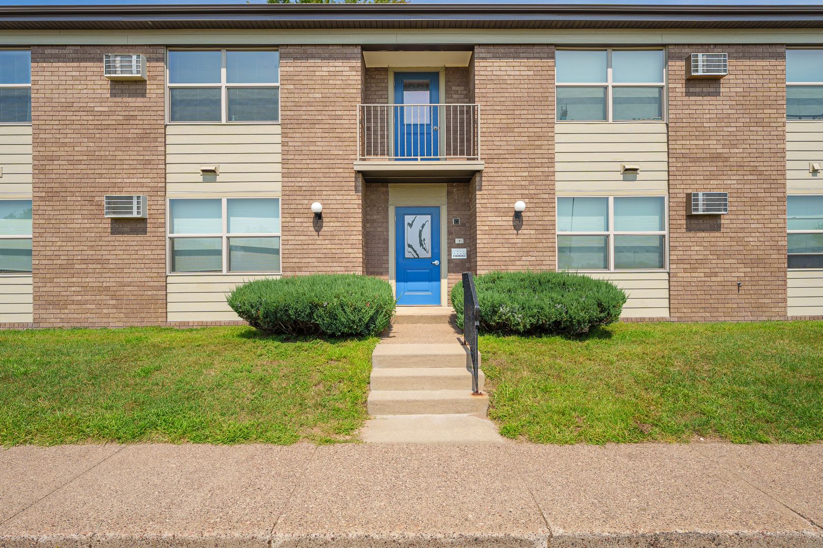 Eau Claire Apartment: 946 W. MacArthur Ave