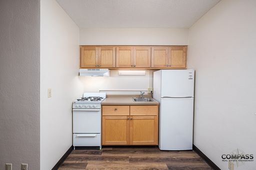 DOWNTOWN STUDIO WITH CONVENIENT LOCATION - ON FIRST FLOOR