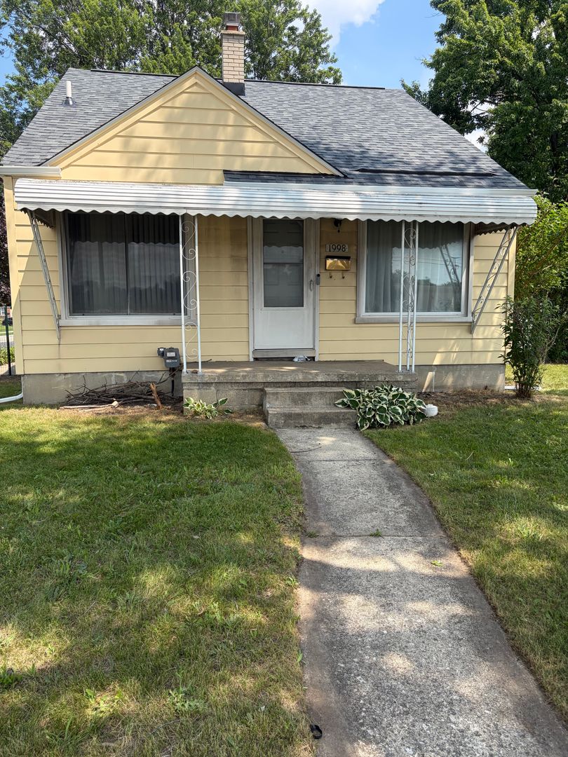 Berkley House: 1998 Greenfield Road