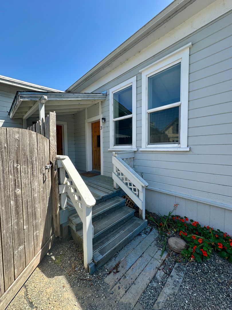 Eureka Apartment: 4044 V St