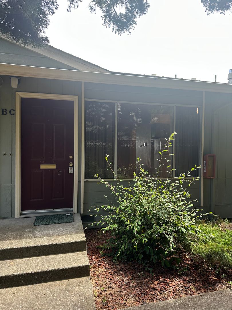 Eureka Apartment: 414 Watson St